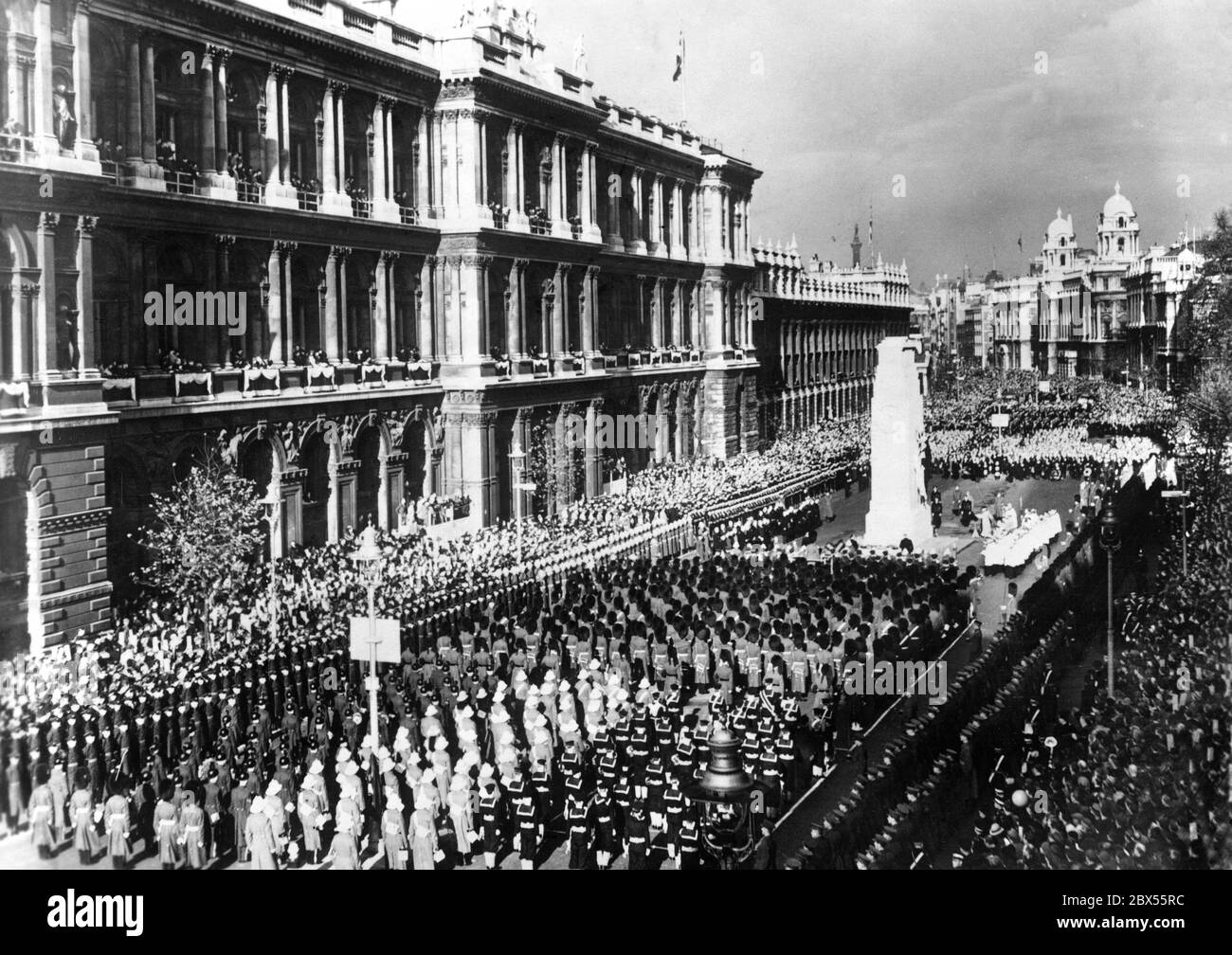 Der "Waffenstillstandstag" wird feierlich in Erinnerung an diejenigen, die im Ersten Weltkrieg gestorben, im Cenotaph in Whitehall gedacht. Stockfoto