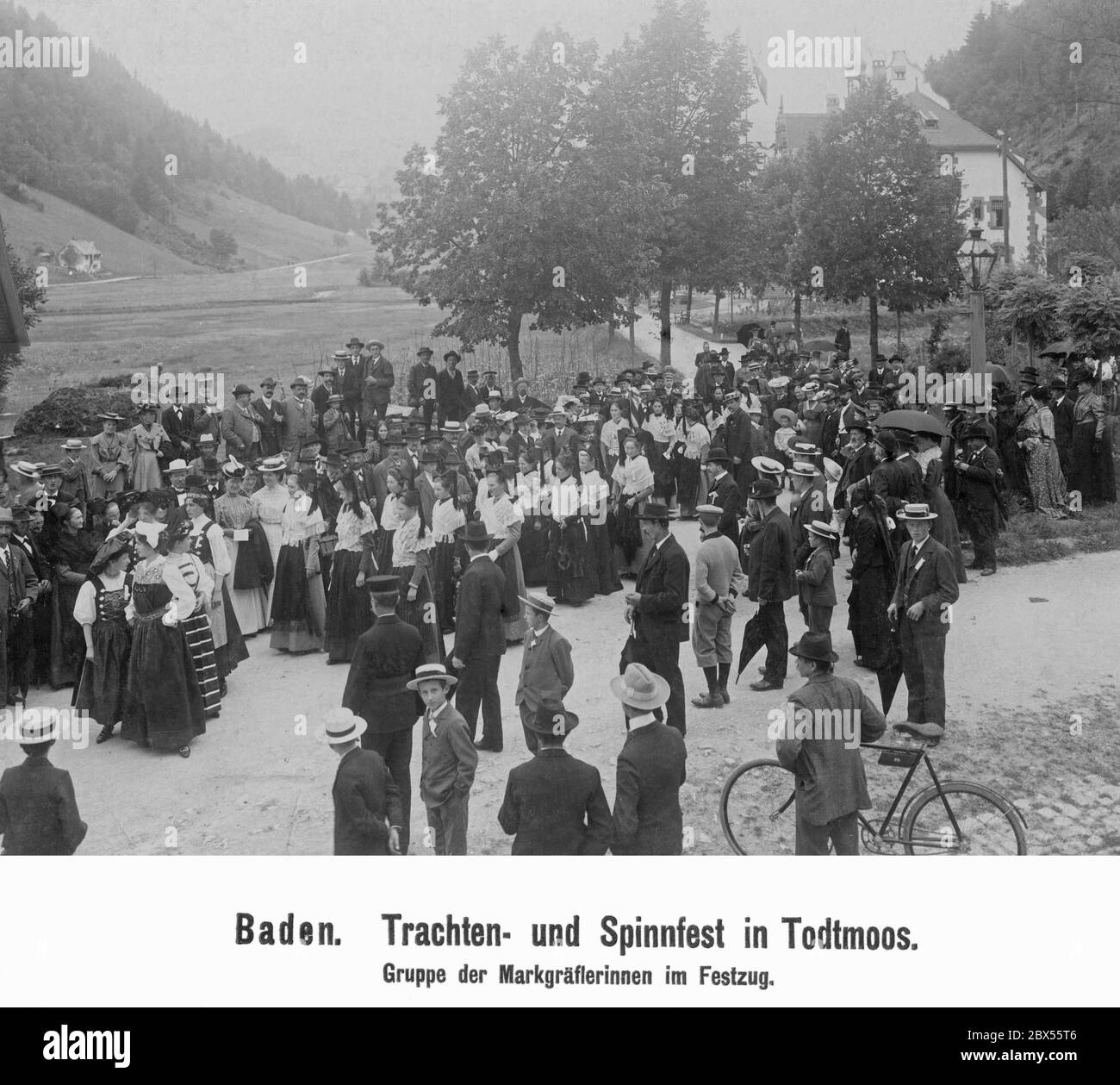 Trachtenfest in Todtmoos, Baden. Eine Gruppe von Marchionessen in der Prozession. Stockfoto