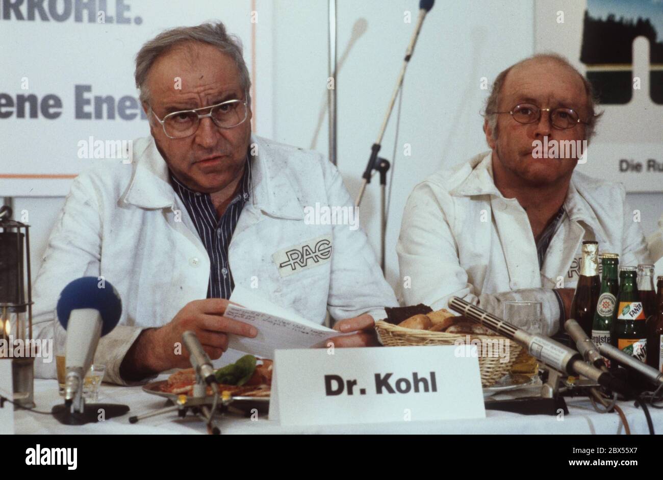 Bundeskanzler Helmut Kohl und Norbert Blüm bei einer Pressekonferenz der Ruhrkohle AG. Stockfoto