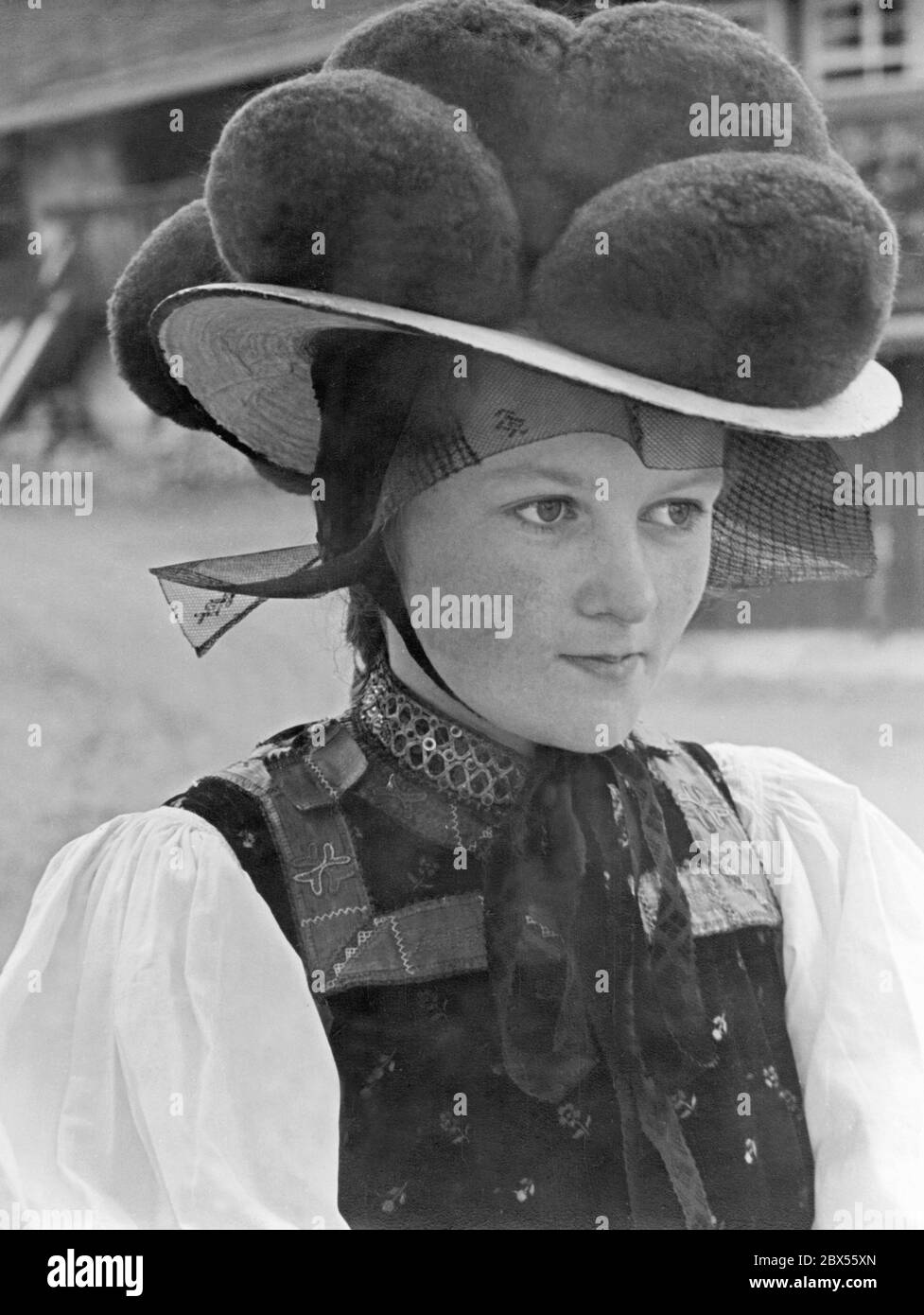 Ein Mädchen aus dem Gutachtal im Schwarzwald in der typischen Tracht mit Bollenhut (ein formaler Kopfschmuck). Das Foto wurde wahrscheinlich in den 1930er Jahren aufgenommen. Stockfoto