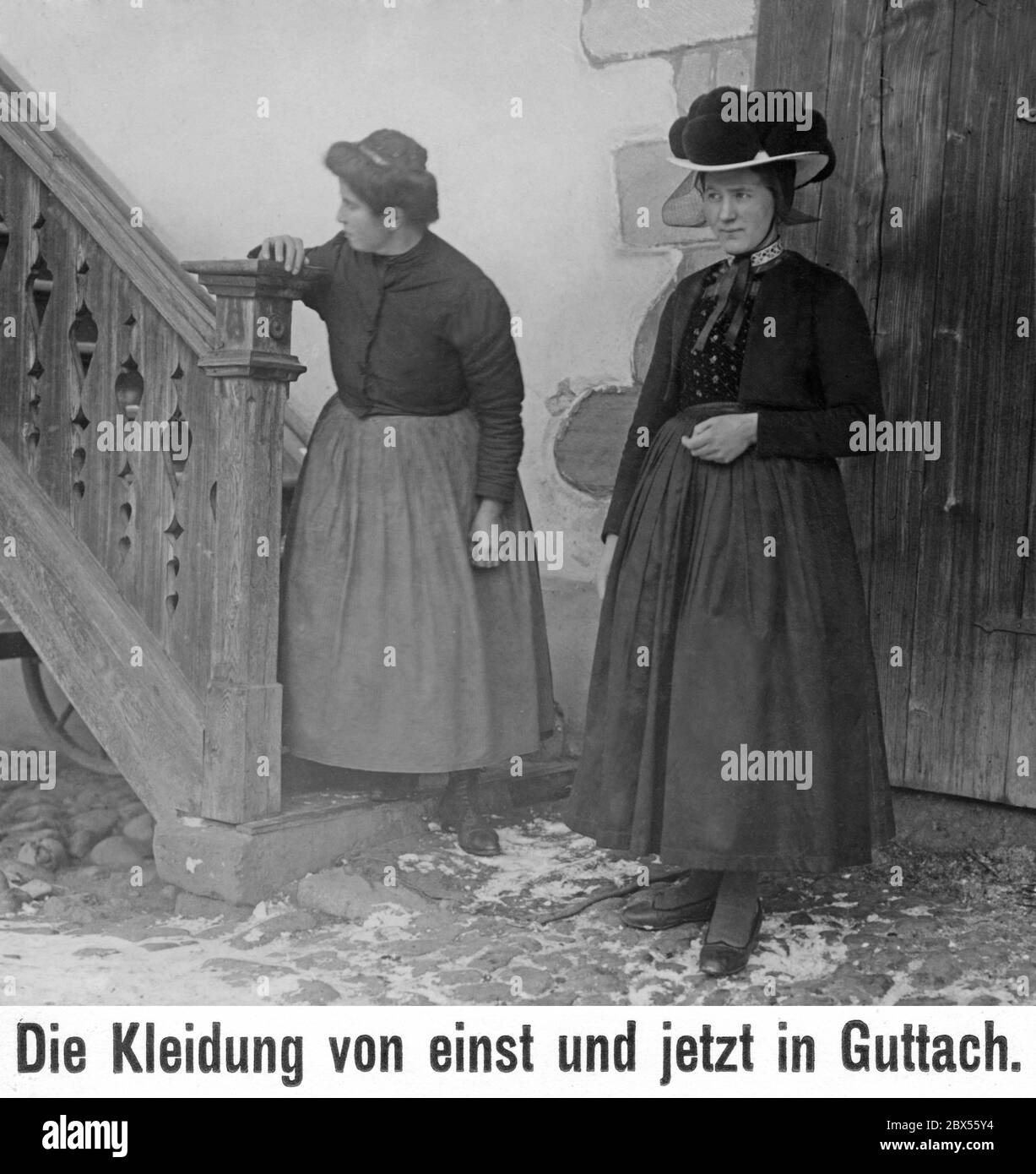 Zwei Frauen aus Gutach im Schwarzwald in Tracht. Die Frau rechts trägt die für Gutach typische Bollenhütte. Stockfoto