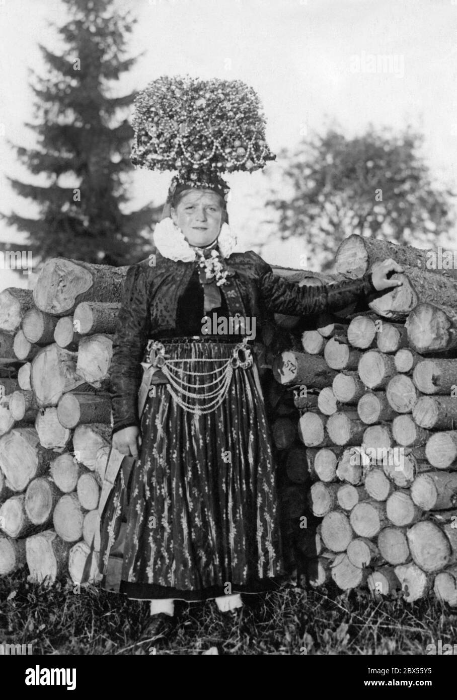 Eine junge, noch unverheiratete Frau trägt eine festliche Tracht und die Schäppel (Brautkrone). Das Foto wurde wahrscheinlich in den 1930er Jahren aufgenommen. Stockfoto