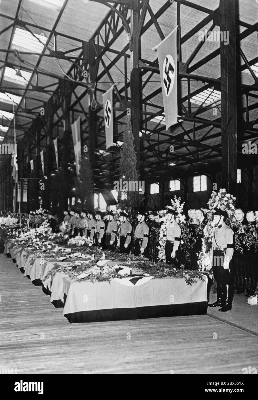 Die Opfer des Luftschiffunfalls, die in den Hallen des Norddeutschen Lloyd in New York niedergelegt wurden. Stockfoto