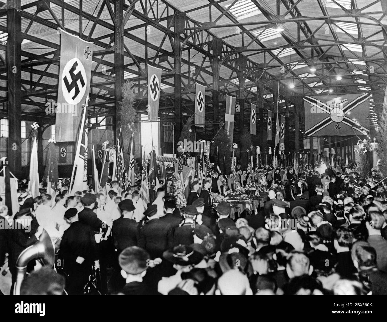 Trauerfeier für die Opfer der "Hindenburg"-Katastrophe in den Hallen des Norddeutschen Lloyd in New York, organisiert von der Deutschen Kolonie. Stockfoto