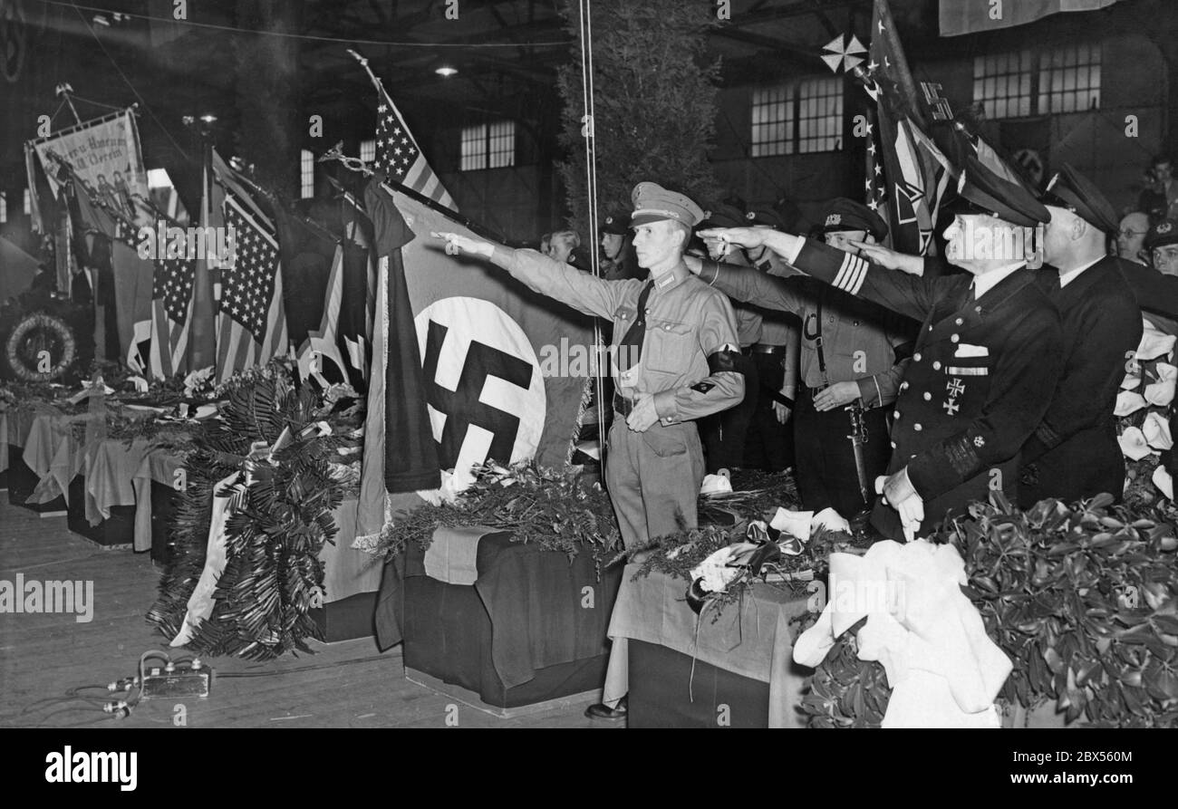 Trauerfeier für die Opfer der "Hindenburg"-Katastrophe in den Hallen des Norddeutschen Lloyd in New York, organisiert von der Deutschen Kolonie. Stockfoto