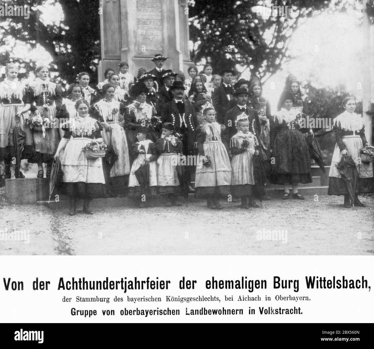 Eine Gruppe Oberbayern in Tracht vor der Ahnenburg der bayerischen Königsfamilie Wittelsbach bei Aichach in Oberbayern anlässlich des 800. Jahrestages der ehemaligen Wittelsbacher Burg. Stockfoto