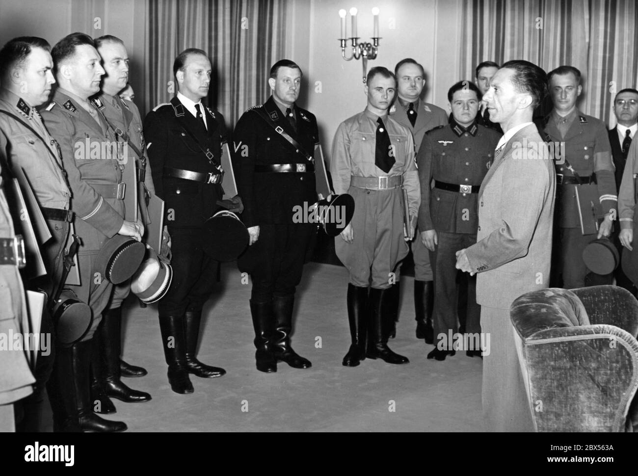 Im August 1939 verleiht Joseph Goebbels (rechts) die höchste Parteiauszeichnung, den Blutorden, an 19 ehemalige Mitglieder der NSDAP im Reichsministerium für Propaganda. Diese Auszeichnung wird sonst nur an diejenigen vergeben, die am Putsch vom 9. November 1923 teilgenommen haben. Stockfoto