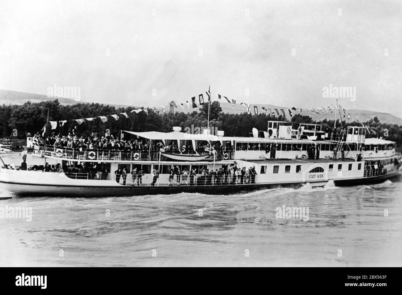 Die erste geplante Reise der Stadt Wien, dem ersten dieselelektrischen Donauschiff. Stockfoto