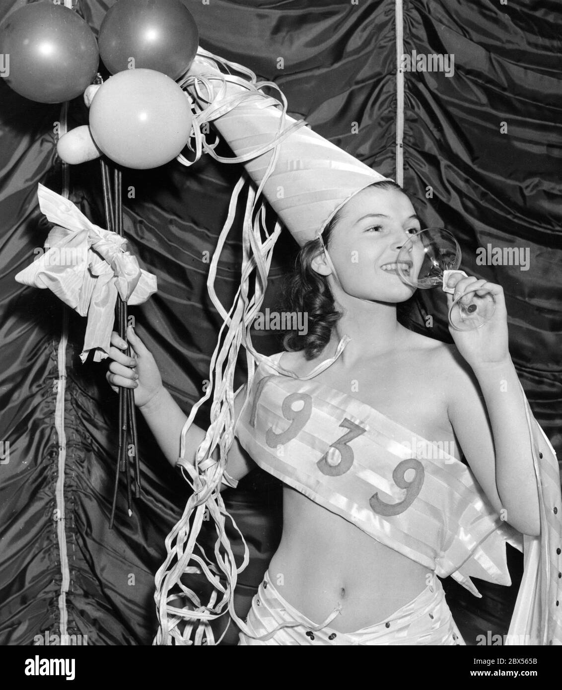 Die Tänzerin Jackie Gately posiert im Paradise Restaurant in New York City für das kommende Jahr 1939. Stockfoto