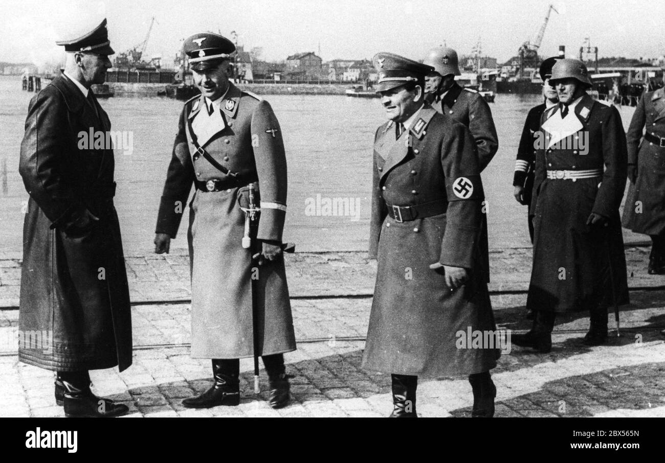 Reichsminister Wilhelm Frick, SS-Reichführer Heinrich Himmler und der Nazi-Gauleiter von Ostpreußen Erich Koch warten im Hafen von Memel (heute Klaipeda) auf die Ankunft Adolf Hitlers. Stockfoto