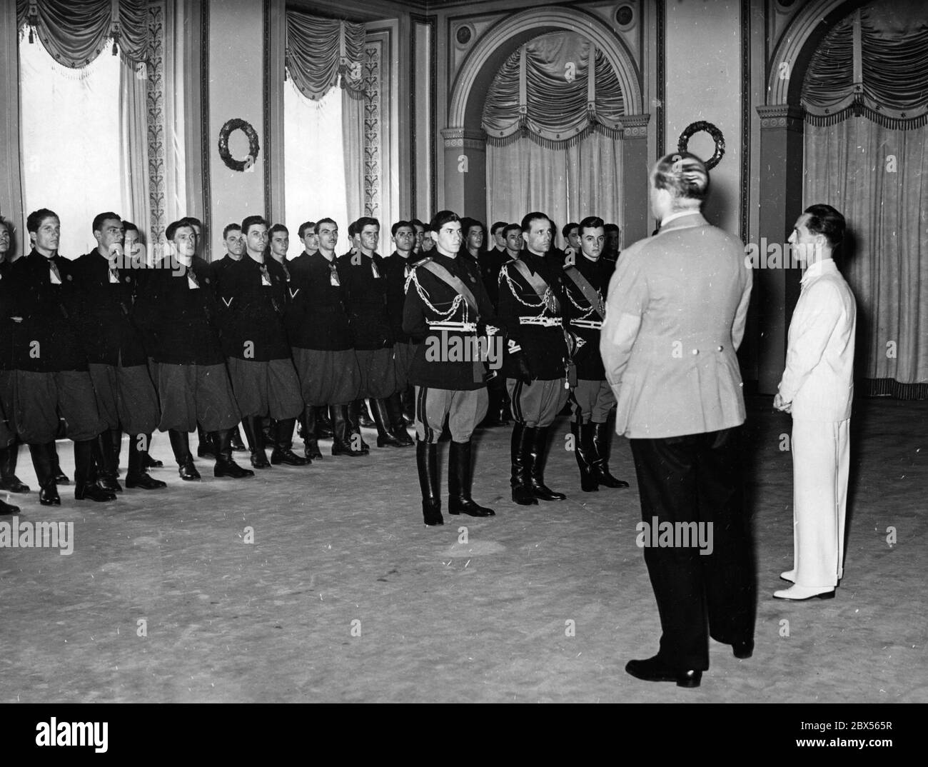 Reichsminister Joseph Goebbels (rechts) begrüßt eine Delegation der faschistischen Jugendorganisation aus Italien mit einer kurzen Rede im Ministerium für Aufklärung und Propaganda in Berlin. Links von ihm ist der Dolmetscher. Stockfoto