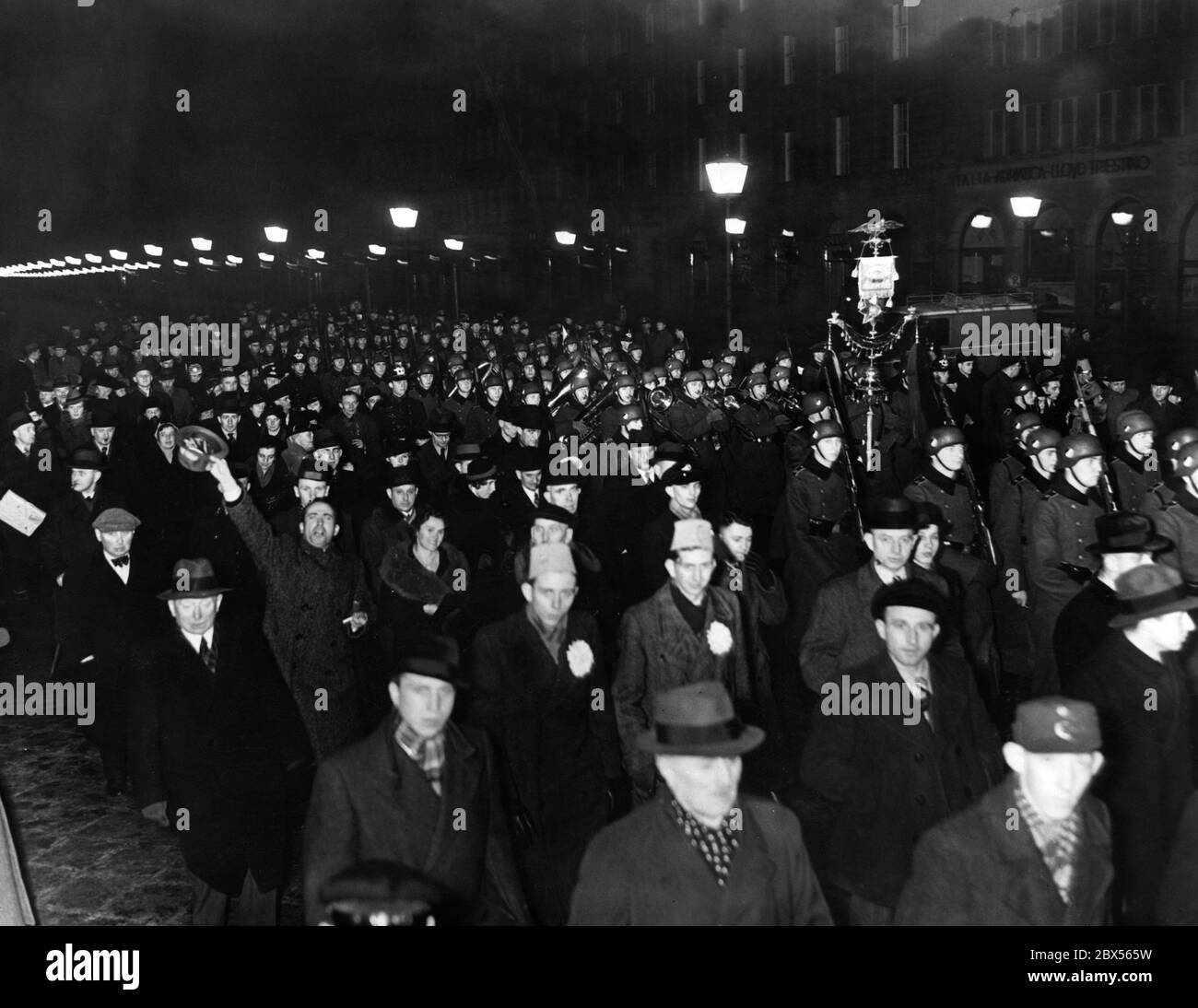 Das Musikkorps des Gardenregiments bei den traditionellen Neujahrsvecken der Wehrmacht auf dem Boulevard unter den Linden in Berlin. Stockfoto