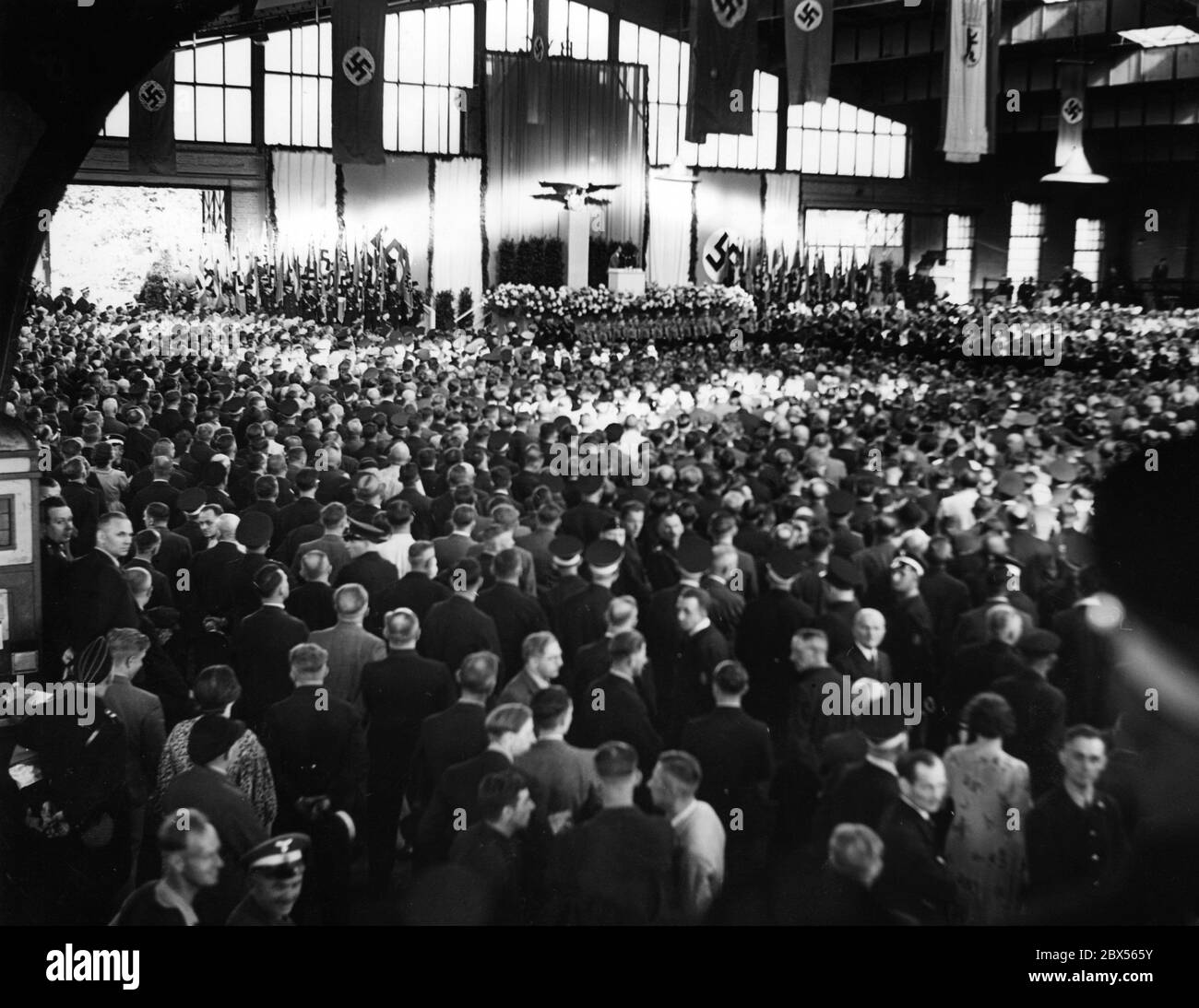 Rede von Reichspropagandaminister Joseph Goebbels vor Mitarbeitern der Berliner Verkehrsgesellschaft während des Rollrufs am Busbahnhof in der Helmholtzstraße. Stockfoto