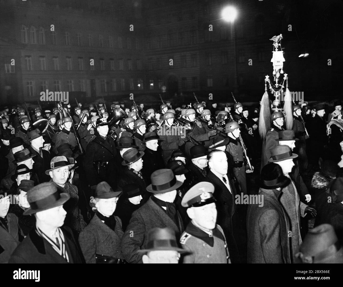 Das Musikkorps des Gardenregiments bei den traditionellen Neujahrsvecken der Wehrmacht auf dem Boulevard unter den Linden in Berlin. Stockfoto