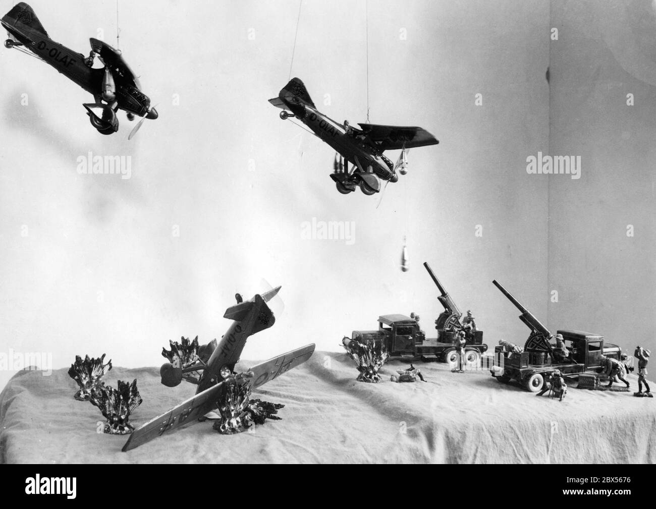 Elastolin Figuren der Firma 'O. & M. Hausser' zum Thema Luftwaffe: Jagdbomber werden von Luftwaffenabwehrwaffen abgestoßen. Stockfoto