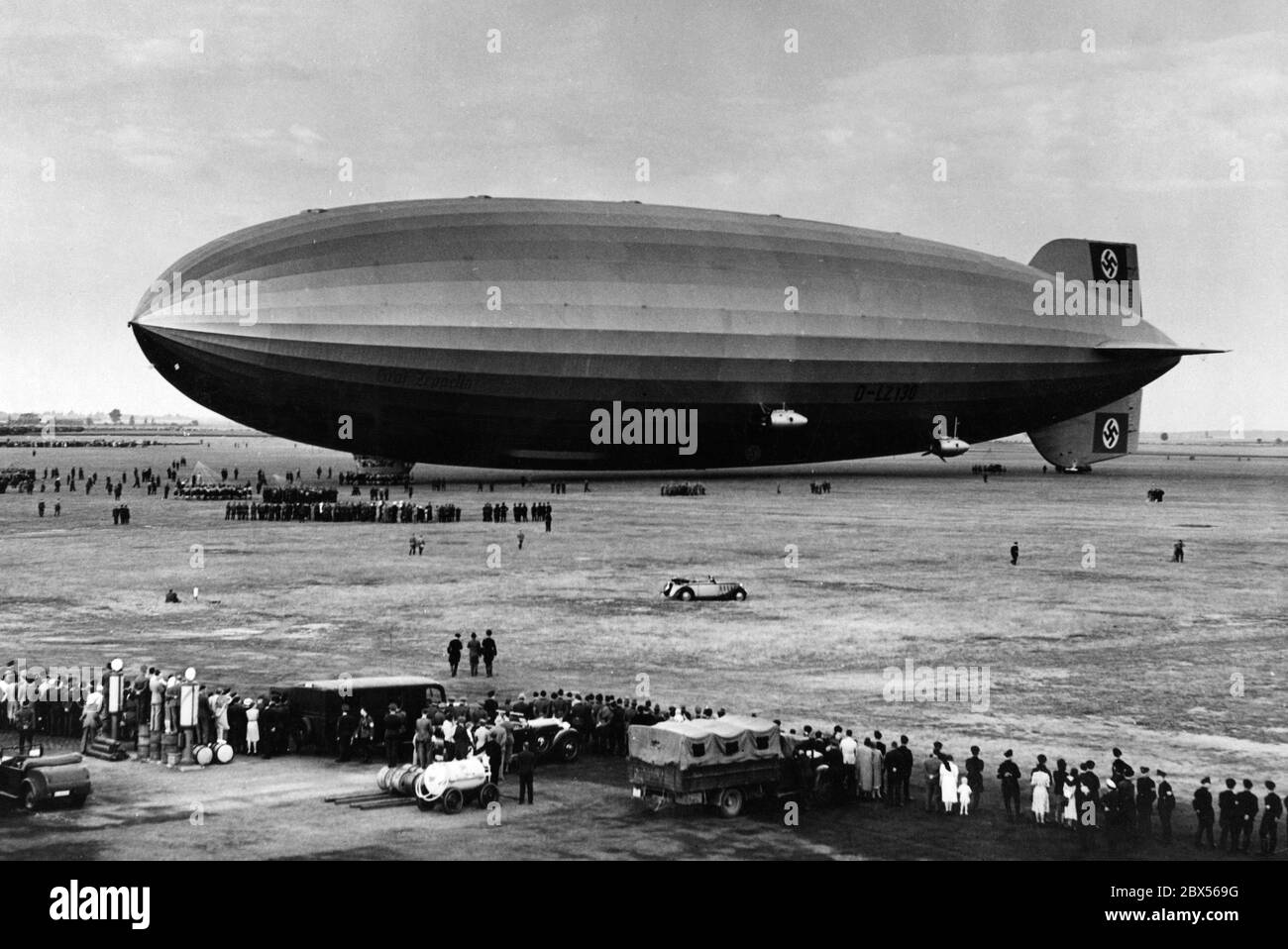 Das Luftschiff LZ-130 'Graf Zeppelin' besucht Leipzig anlässlich eines Propagandafluges für die internationalen Messgäste und landet am Flughafen in Mockau. Stockfoto