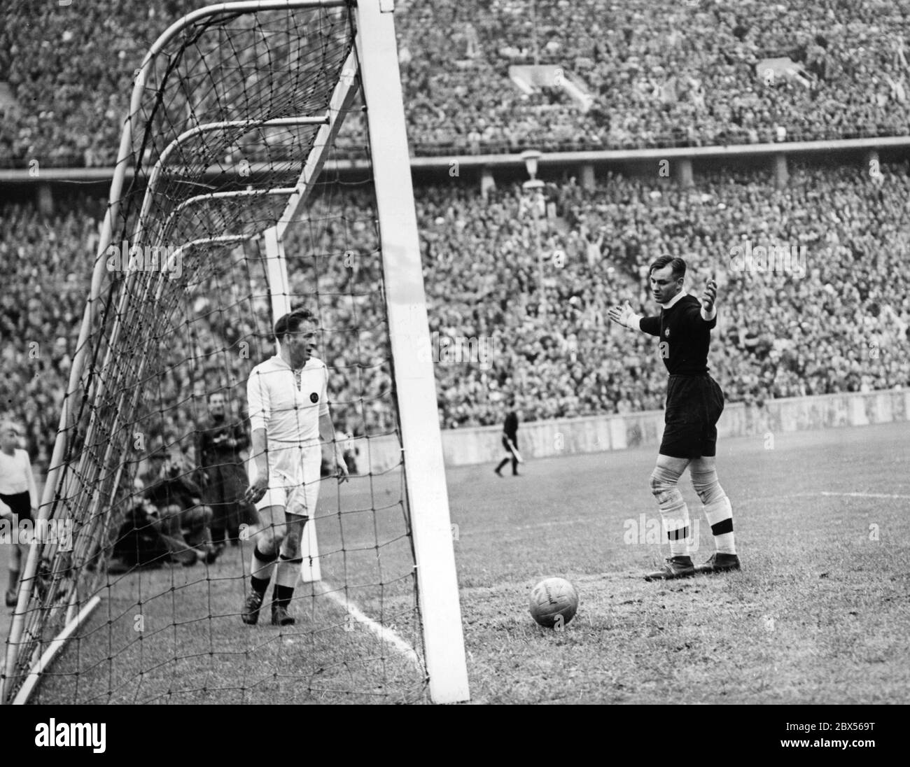 FC Schalke 04 spielt gegen SK Admira Wien im Finale der Deutschen Fußball-Meisterschaft im Berliner Olympiastadion. Von links nach rechts: verteidiger Franz Hanreiter und Torwart Emil Buchberger, beide Spieler von Admira Wien. Stockfoto