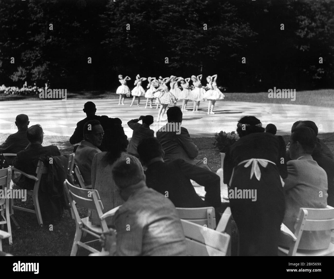 Das Wiener Ballett tanzt anlässlich des Galaempfangs für österreichische und ausländische Journalisten auf dem Gelände des Schlosses Nymphenburg. Stockfoto