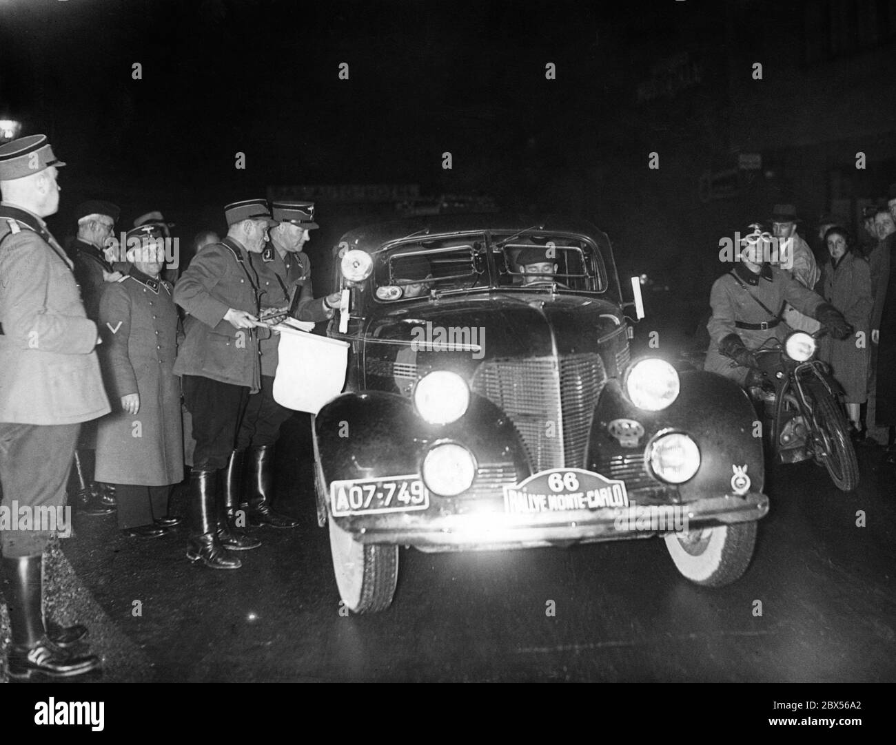 Ein polnischer Teilnehmer der Monte Carlo Rallye 1939, die in Tallinn, Estland, begann, wird von der Autohotel Kontrollstation am Kaiserdamm in Berlin abfahren. Stockfoto