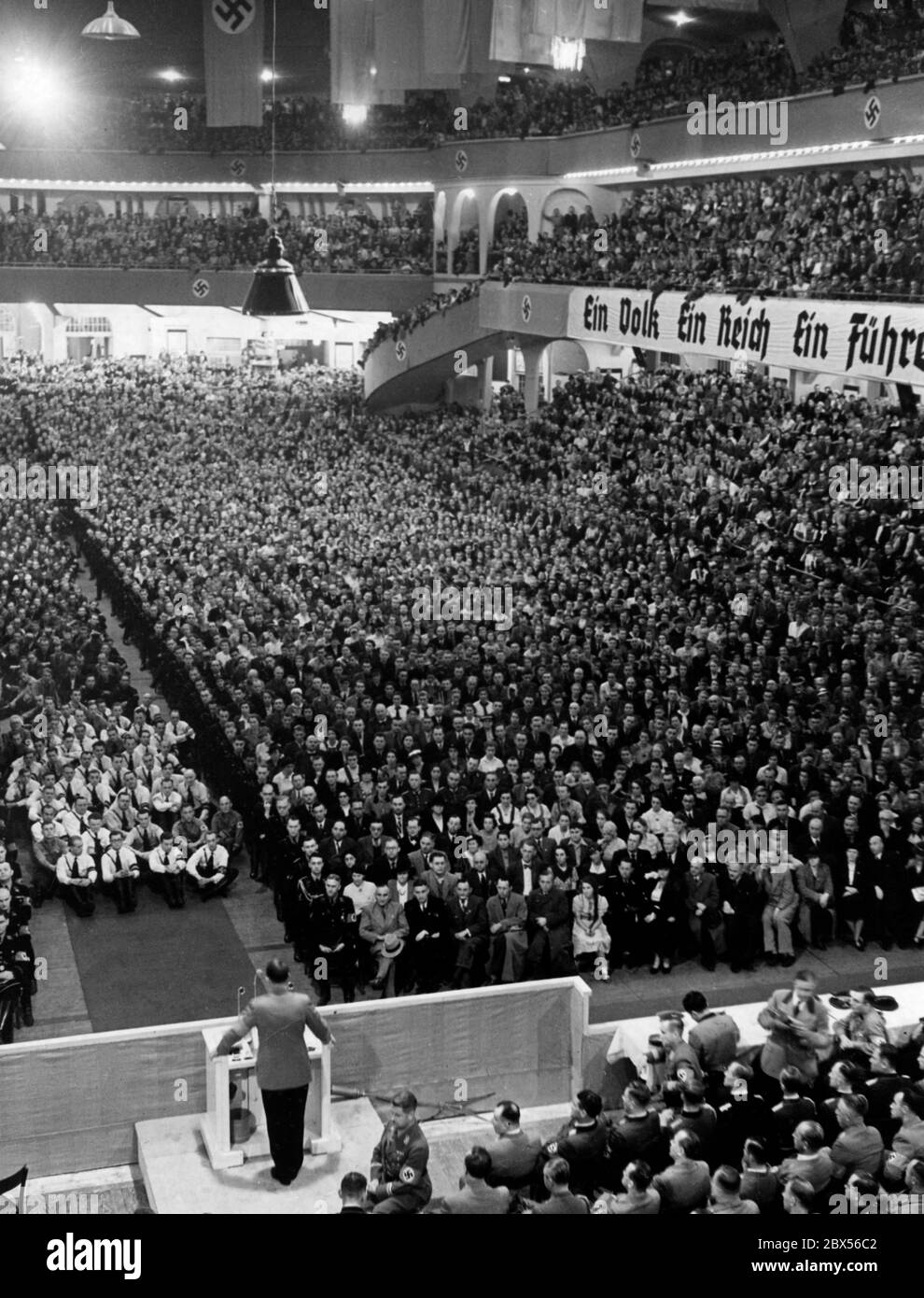 Blick auf das Publikum bei einer Rede Adolf Hitlers im Berliner Sportpalast. Rechts steht auf dem Banner "ein Volk, ein Reich, ein Führer". Stockfoto