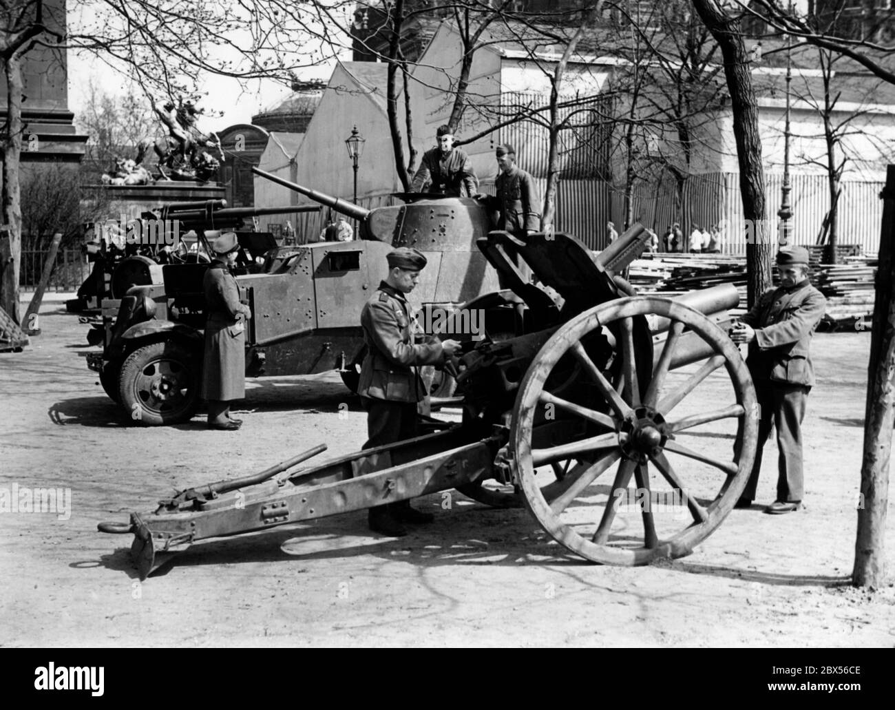 Blick in die Ausstellung "das sowjetische Paradies" im Berliner Lustgarten: Beutewaffen auf dem Freigelände - im Vordergrund ein Leichtfeldgewehr, dahinter ein leichtes gepanzertes Kampffahrzeug und dahinter ein Flugabwehrgewehr. Stockfoto