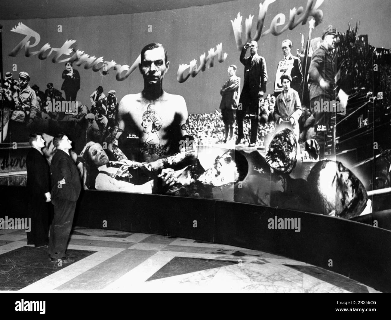 Ansicht einer antibolschewistischen Ausstellung im Reichstag. Das Plakat 'Rotmord am Werk' zeigt den Mörder von Horst Wessels, Ali Hoehler. Stockfoto