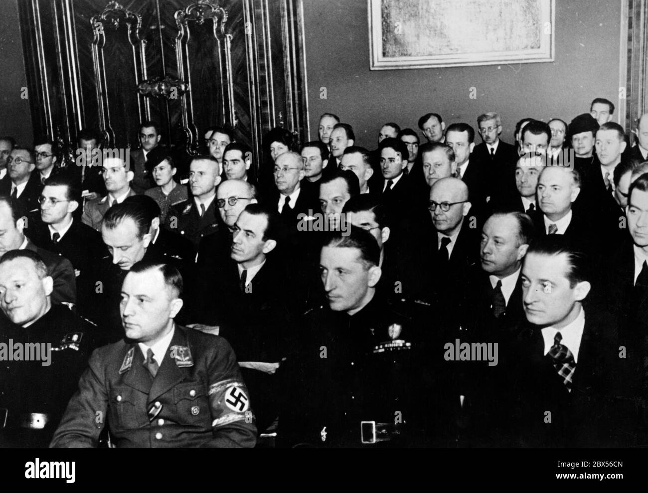 Blick auf die deutschen und ausländischen Delegationen von Journalisten, die nach Wien gekommen sind, um den "Verband nationaler Journalistenverbände" (UJV) zu gründen, während der Rede des Reichspresseschef Otto Dietrich bei einem Presseempfang im Palais Schoenborn. Stockfoto