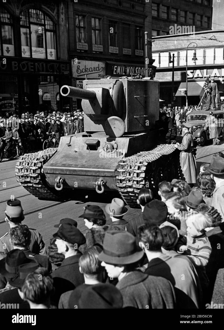 Vorbereitungen für die Ausstellung "das sowjetische Paradies": Ein Beutepanzer vom Typ KW2 rollt durch die Straßen Berlins zum Ausstellungsgelände. Der Transport wird propagandistisch eingesetzt, um die Handlungsmacht der deutschen Truppen zu beweisen. Stockfoto