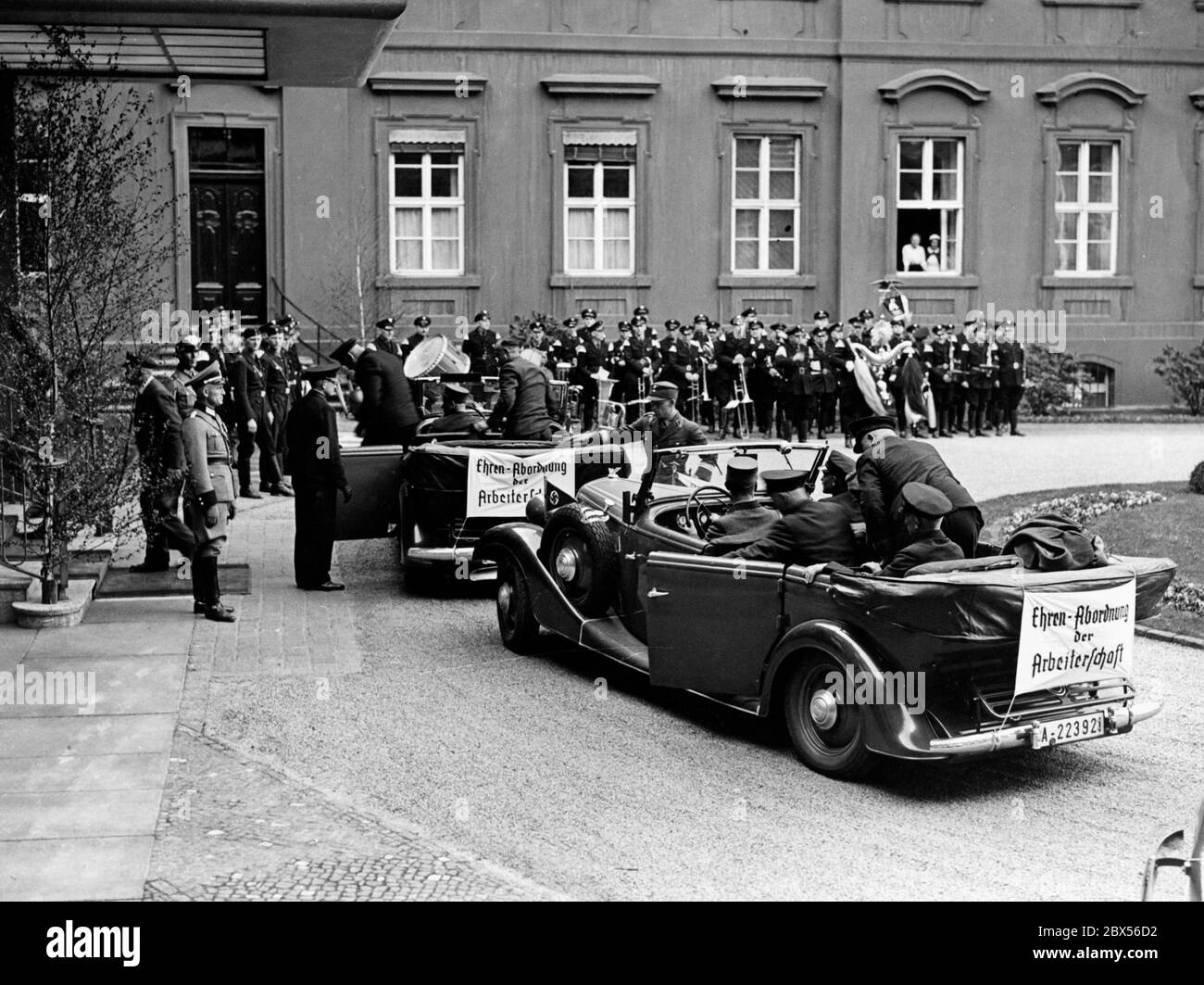 Eine Autokolonne einer Ehrendelegation der deutschen Arbeitskraft vor dem Reichspräsidentenamt in Berlin. Stockfoto