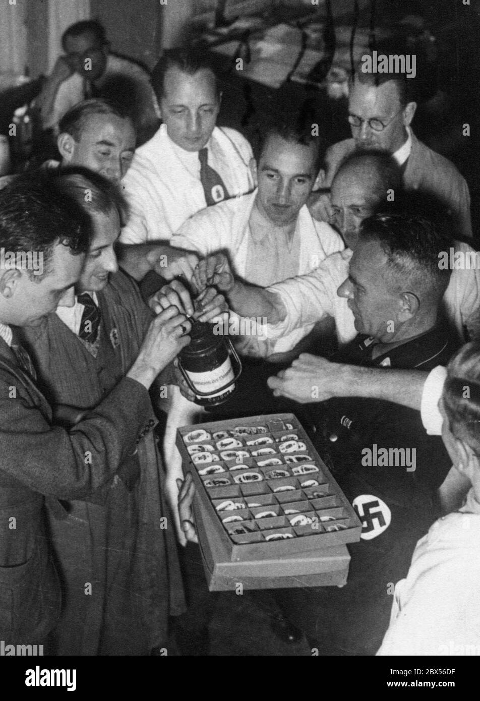 Spendenaktion des Scherl Verlags. Inszeniertes Foto, das veröffentlicht wurde, um die Spendenbereitschaft zu fördern und zu erhöhen. Stockfoto