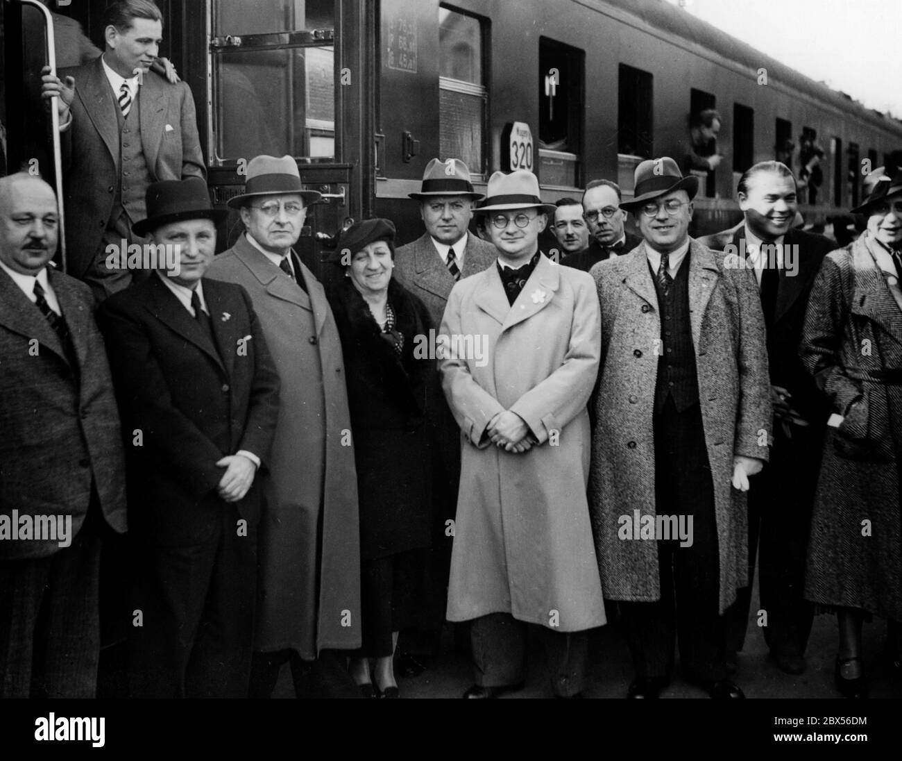Die Delegation der deutschen Zeitungsverleger im Anhalter Bahnhof vor der Abreise nach Italien. Stockfoto