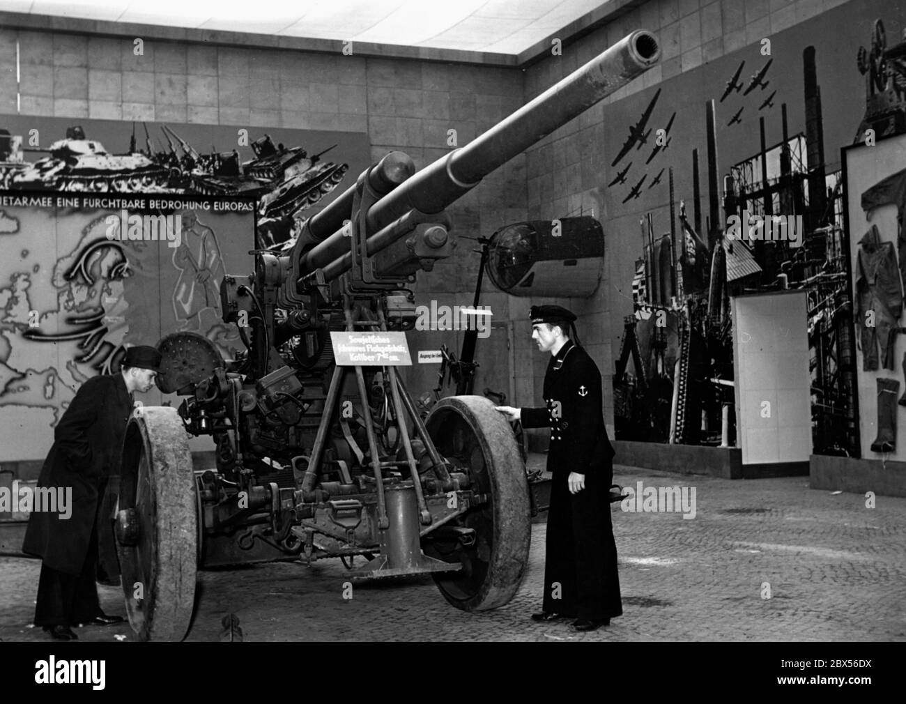 Blick in die Ausstellung "das sowjetische Paradies" im Berliner Lustgarten: Sowjetische Beutewaffen, hier eine 7.62 cm Flakkanone. Stockfoto