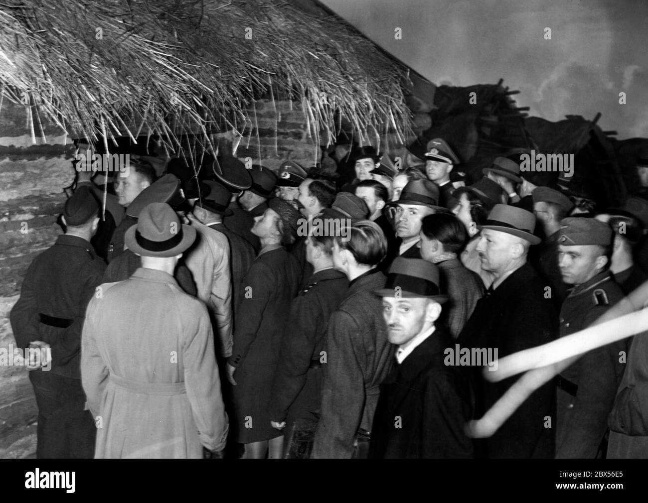 Blick in die Ausstellung "das sowjetische Paradies" im Berliner Lustgarten: Zuschauer der Ausstellung vor einer Schlammhütte. Stockfoto