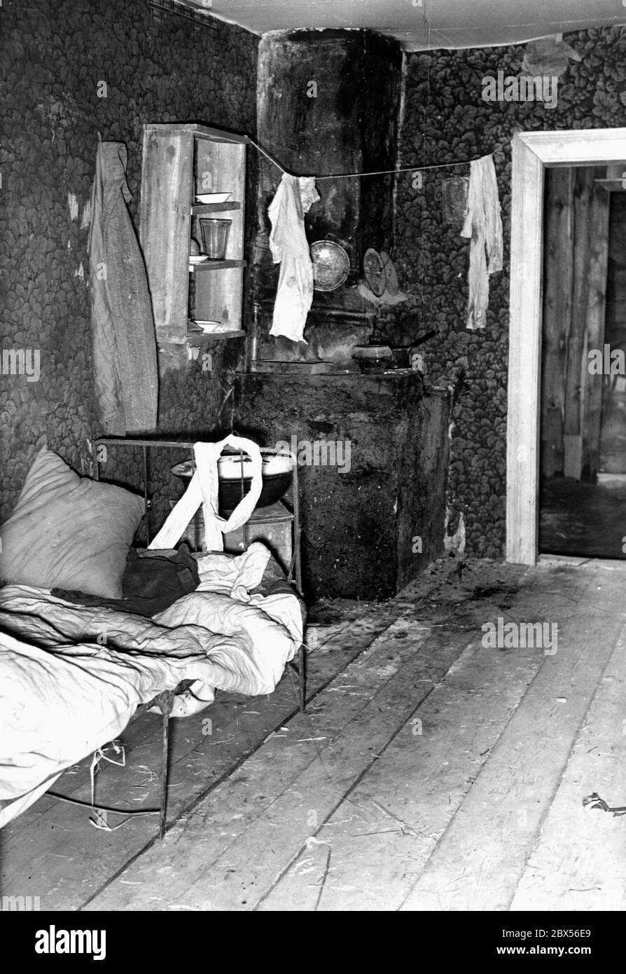 Blick in die Ausstellung 'das sowjetische Paradies' im Berliner Lustgarten: Ein Slum in der Ausstellung. Stockfoto