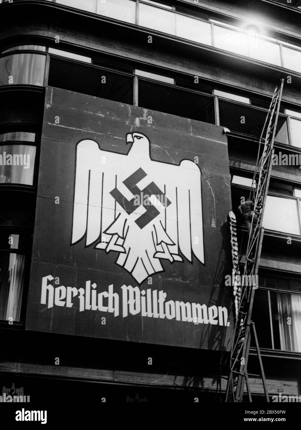 Ein Banner mit Kaiseradler und der Aufschrift "Willkommen" begrüßt die Teilnehmer des Deutschen Turnfestes in Brelau. Stockfoto