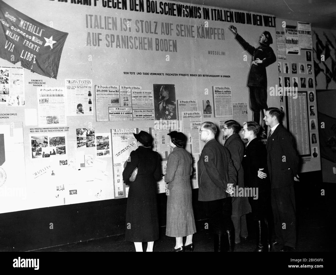 Blick auf die italienische Sektion der antibolschewistischen Ausstellung im Reichstag mit dem Titel "Bolschewismus ohne Maske". Stockfoto