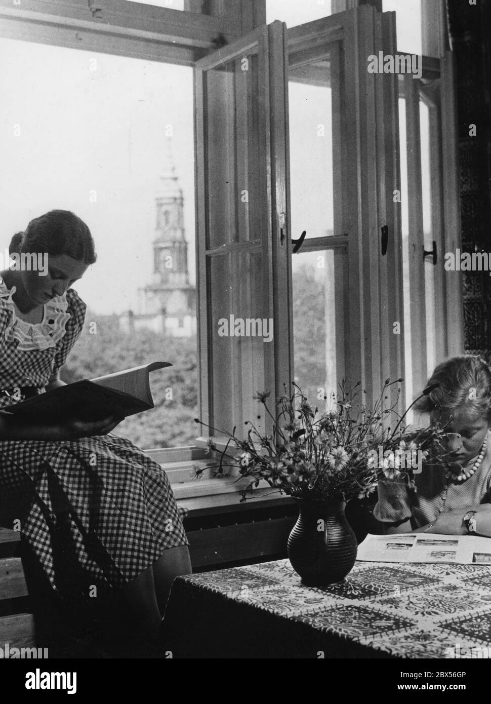 Studierende der Arbeitsgemeinschaft nationalsozialistischer Studentinnen lesen in einer Ecke ihres neuen Wohnheims in der Oranienstraße 19. Stockfoto