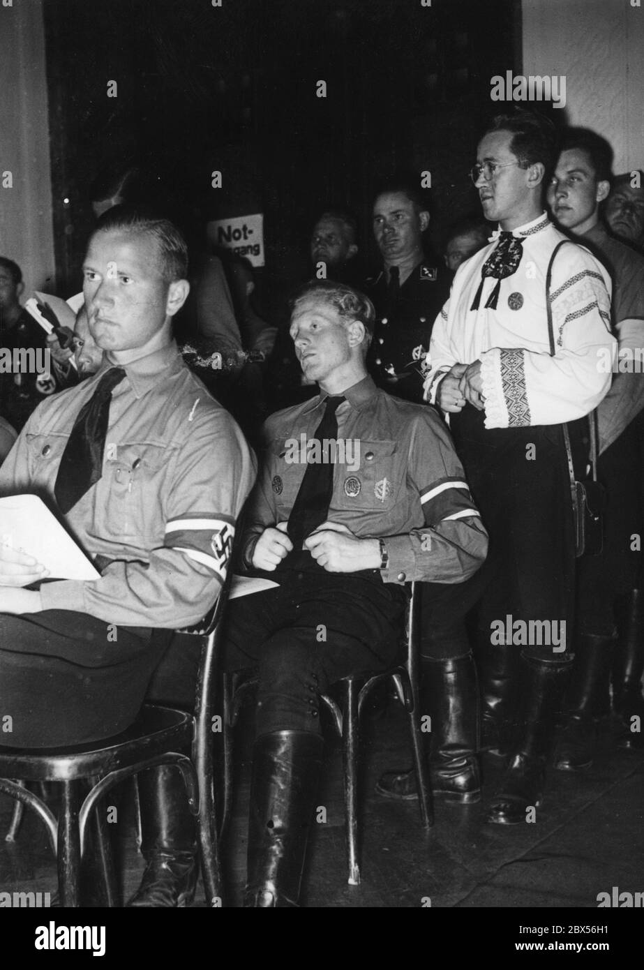 Bei der Sitzung des nationalsozialistischen Deutschen Studentenbundes im Kulturvereinshaus während der Rede des Reichsstudenten-Leiters Gustav Adolf Scheel. Rechts ist ein Gast aus Siebenbürgen. Stockfoto