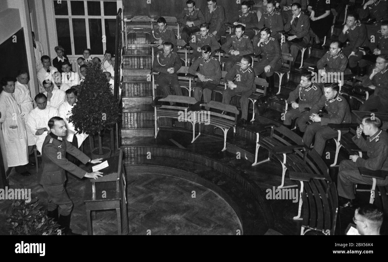 Nach der Eröffnung der Reichuniversität Straßburg am 23.11.1941 hält der Dekan der Medizinischen Fakultät Professor Dr. Stein (am Pult in Uniform) seinen ersten Vortrag. Links hinter ihm sind Ärzte, rechts Studenten der Wehrmacht. Stockfoto