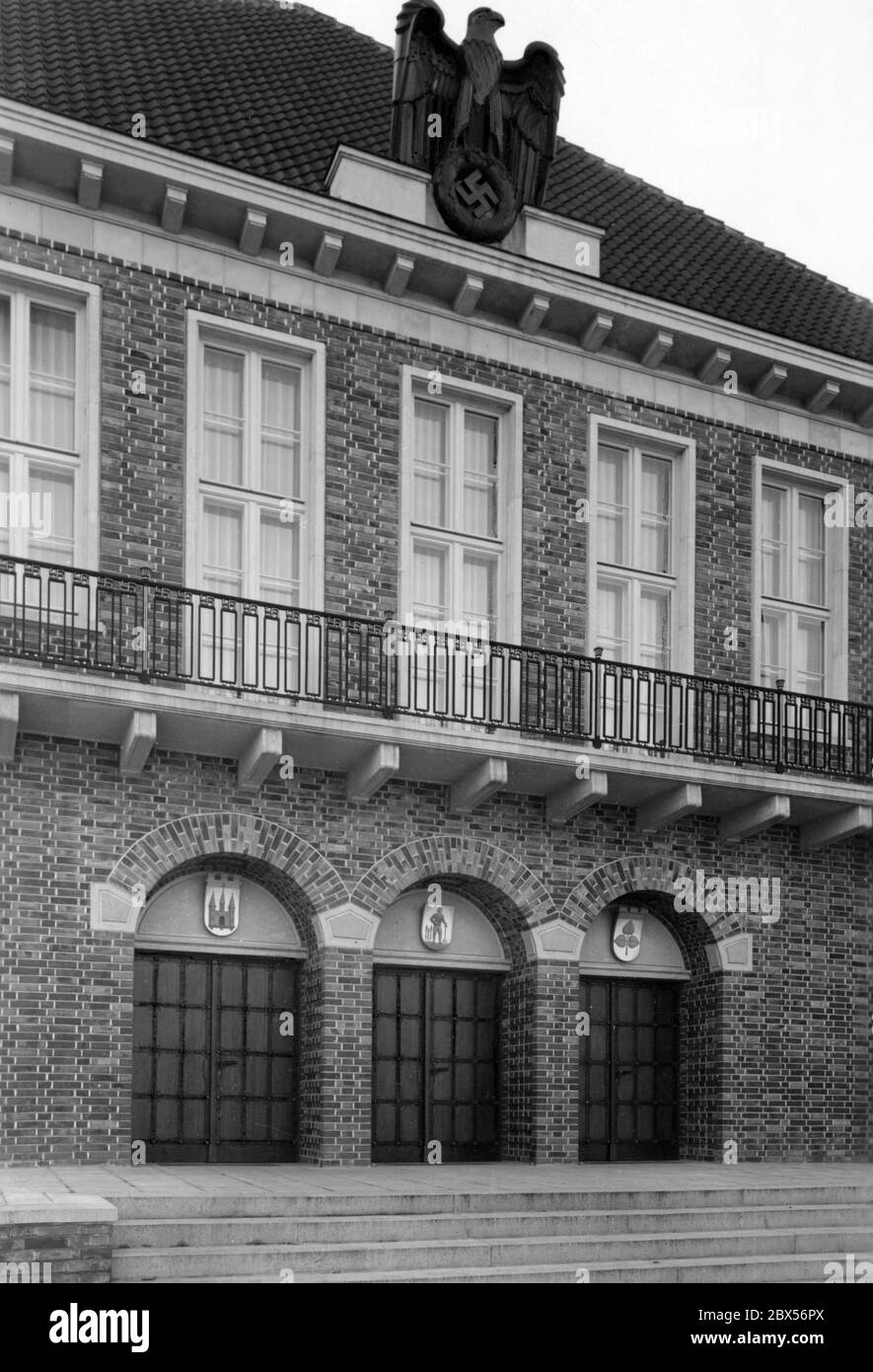 Der Eingang zum NS-Gemeindelhaus in Tiegenhof. Auf dem Dach über dem Eingangsbereich wurde ein Kaiseradler montiert. Stockfoto