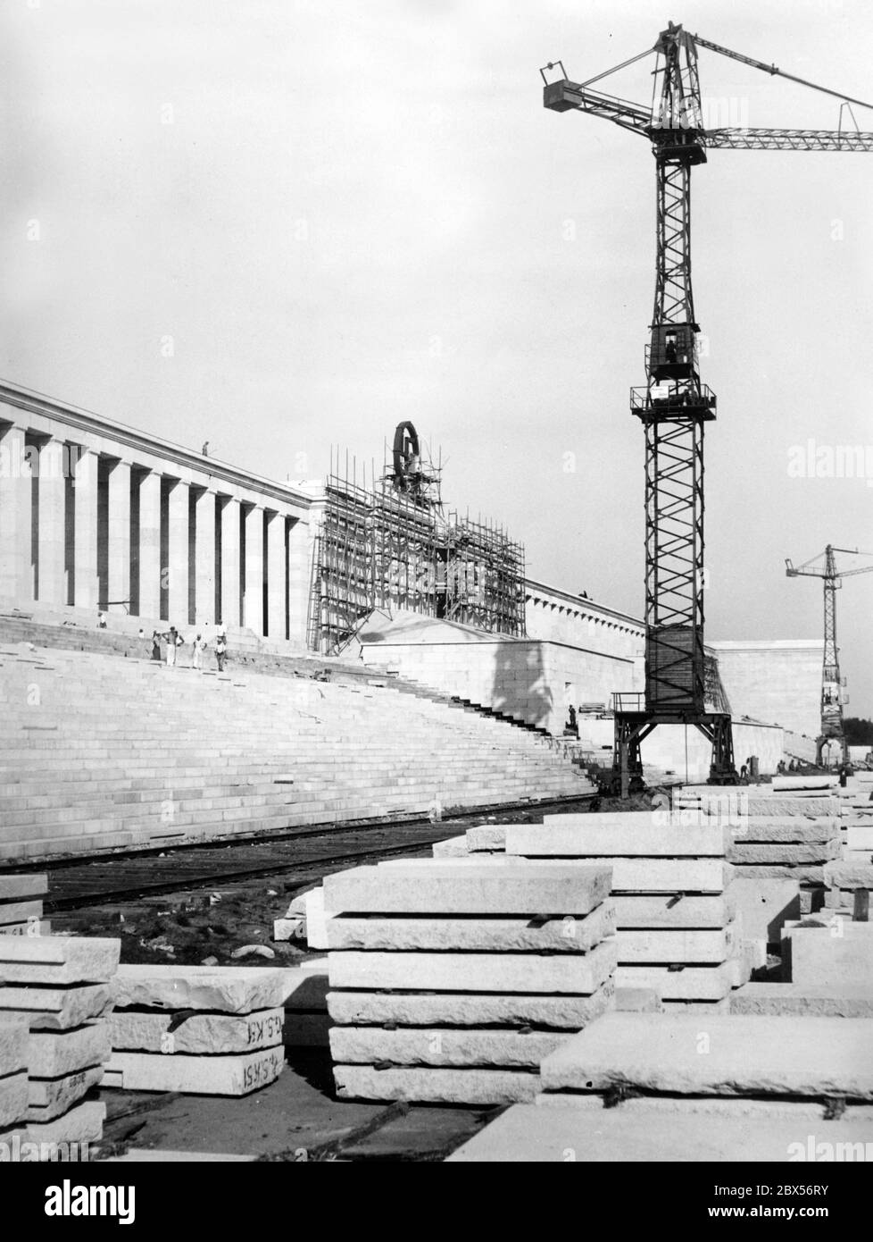 Die Ehrentribuene auf dem Zeppelinfeld auf dem von Albert Speer entworfenen Reichsparteigelände der NSDAP Nürnberg ist mit Muschelkalkplatten mit Hilfe von Baukräne bedeckt. Stockfoto