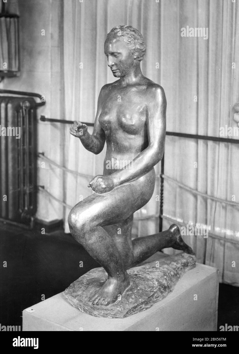 Ansicht der Skulptur 'Morgenroete' (Bronze) von Prof. Richard Scheibe in der Buchholz Galerie. Stockfoto