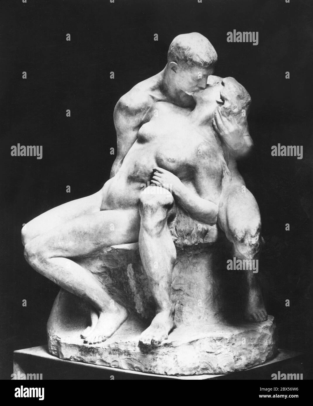 Das Bild zeigt den Kuss zwischen Mann und Frau des Bildhauers Fritz Klimsch. Stockfoto