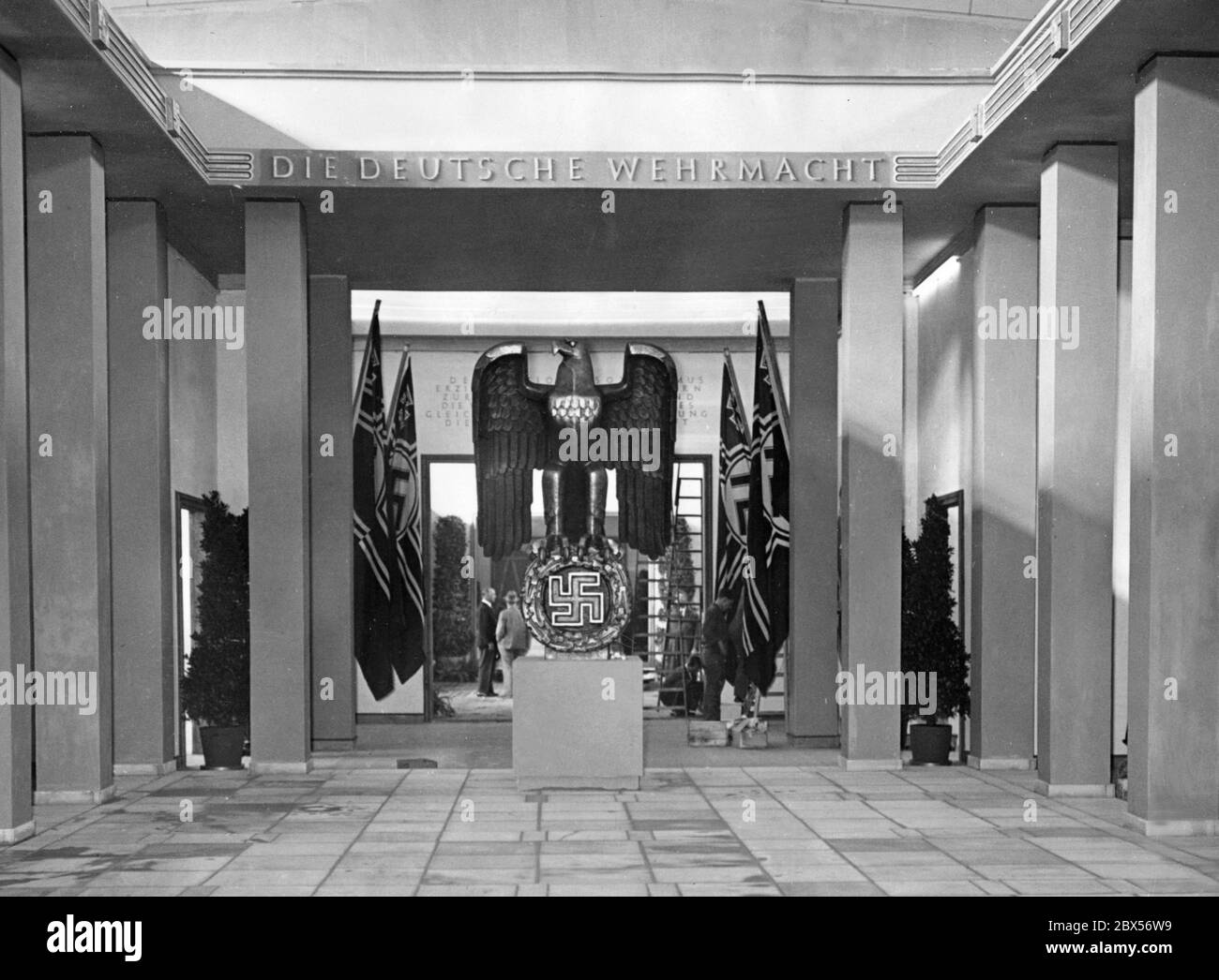 Der Ausstellungsraum der Wehrmacht bei der Ausstellung "gesundes Leben - Frohes Schaffen" im Bereich des Funkturms Berlin. Stockfoto