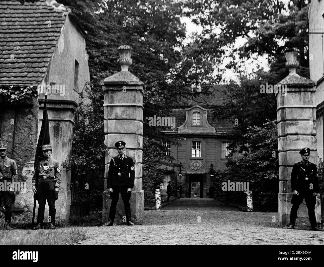 Am Eingang zum Haus der Deutschen Frontdichter stehen SA und SS-Mitglieder Wache. Das Buderose-Schloss in Guben wurde soeben an die Frontdichter übergeben und in "Haus der Deutschen Frontdichter" umbenannt. Stockfoto