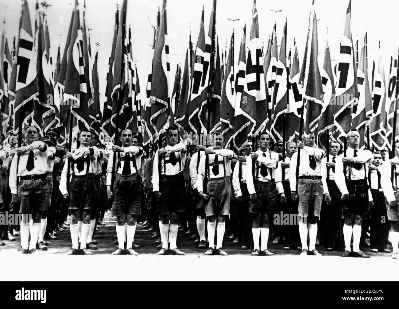 Diese neuen Fahnen weihte Rudolf Hess bei der großen Kundgebung der im Ausland lebenden Deutschen in der Adolf-Hitler-Kampfbahn in Stuttgart während des Treffens der ausländischen Organisation der NSDAP. Stockfoto
