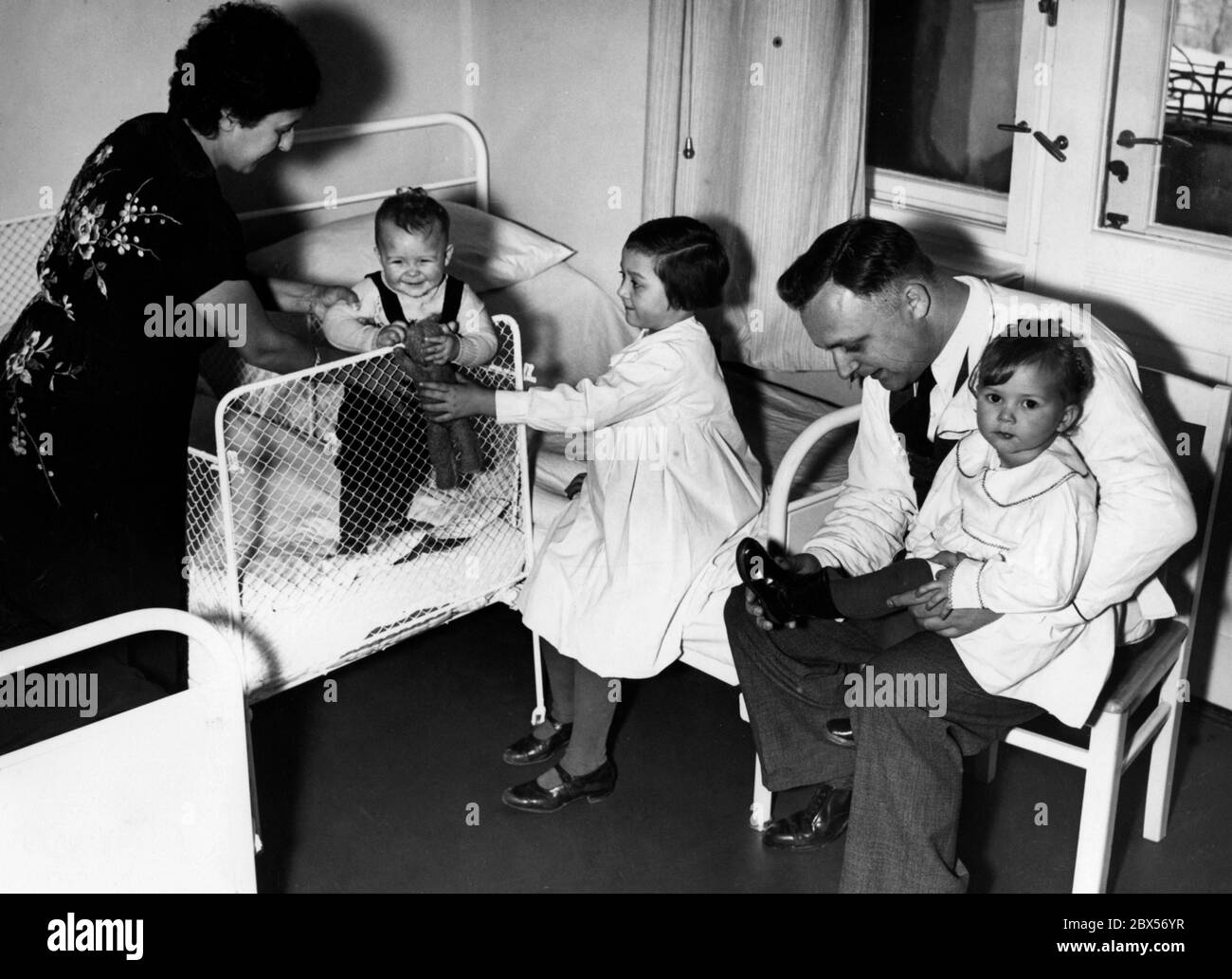 Eine deutsche Familie von Rückkehrern aus Spanien in ihrem Wohn- und Schlafraum im neu eröffneten Rückkehrheim der NSDAP-Auslandsorganisation im ehemaligen Tegeler Kurhaus am Tegeler See. Stockfoto