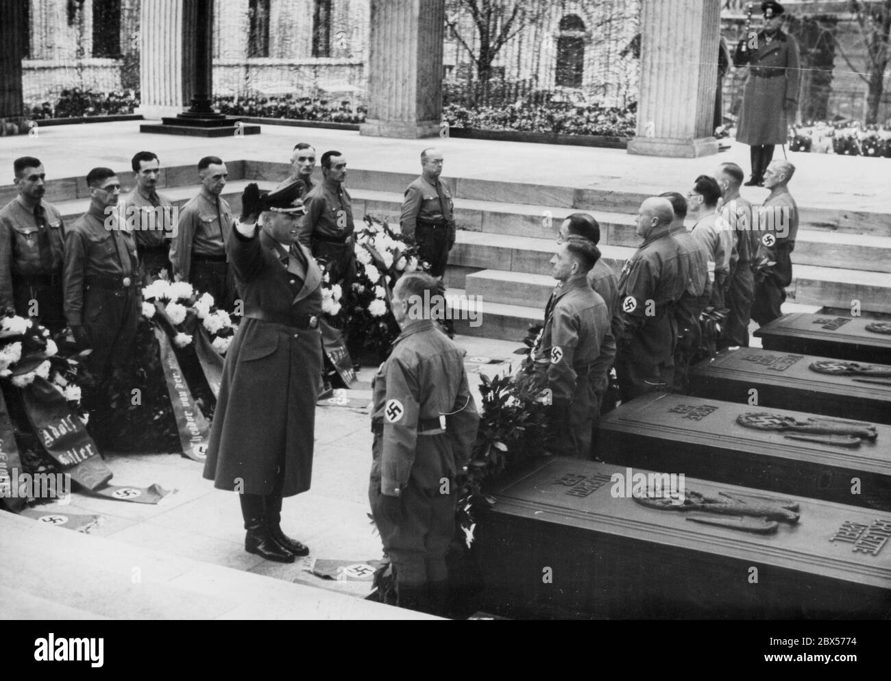 Traditioneller marsch am 9. November zum Gedenken an die Ermordeten des Hitler-Putsches. Gauleiter Paul Giessler bei der feierlichen Kränzlegung in den Ehrentempeln. Oben rechts, Feldmarschall General Wilhelm Keitl. Stockfoto