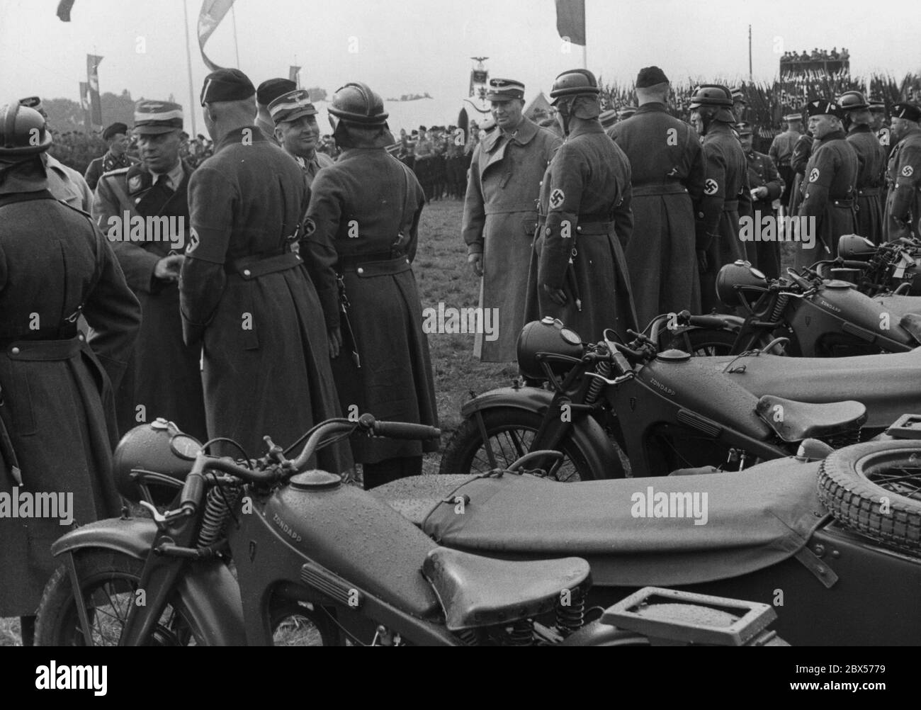 Corps-Kommandant Adolf Huehnlein gratuliert den Gewinnern der Reichskamplniere und überreicht ihnen während des Reichsparteikongresses in Nürnberg jeweils ein Beiwagen-Motorrad als Preis im NSKK-Zeltlager. Stockfoto