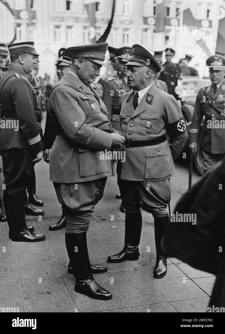 Hermann Göring und Gauleiter Julius Streicher sprechen während des Reichsparteikongresses der Arbeit vor dem Nürnberger Hauptbahnhof miteinander. Stockfoto